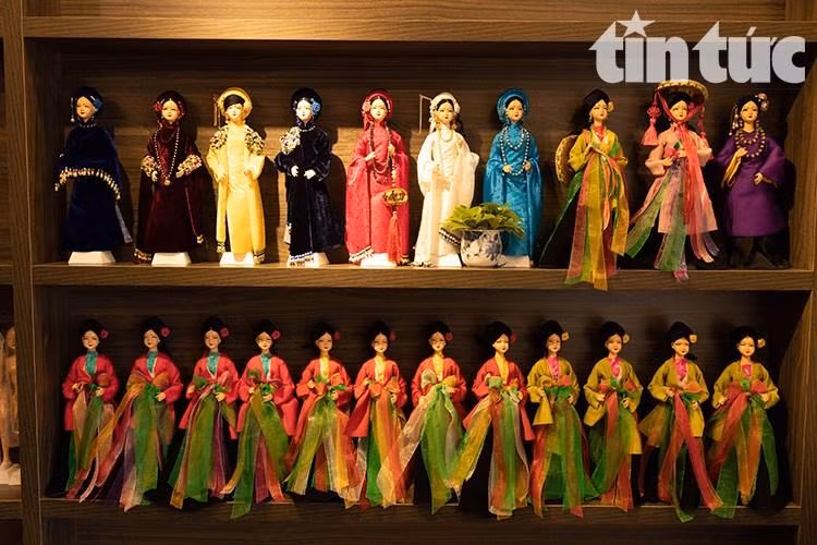 Ha diseñado 46 modelos de muñecas con trajes de las etnias (de 54 grupos étnicos) con unas cinco mil muñecas, que tienen dos tamaños, de 25cm y 35cm. (Foto: Periódico Tin Tuc)
