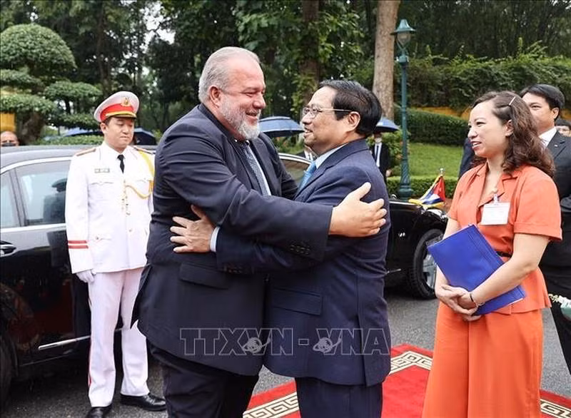 El primer ministro de Vietnam, Pham Minh Chinh recibe a su homólogo cubano, Manuel Marrero Cruz.
