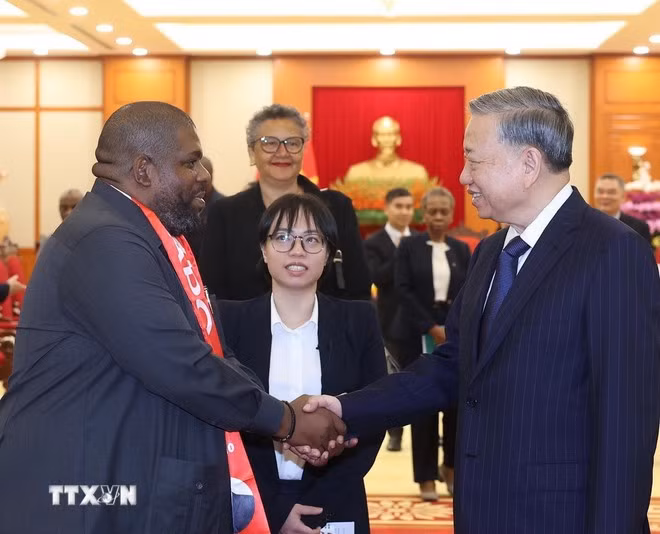 To Lam da la bienvenida al visitante mozambiqueño.