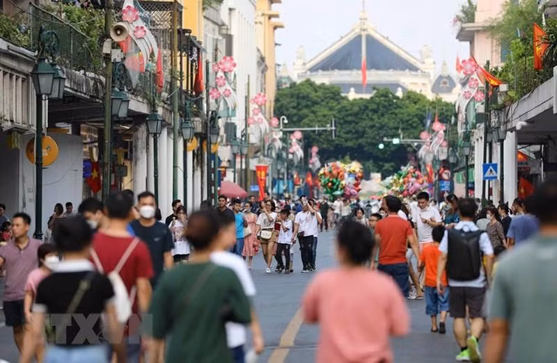 Numerosos visitantes recorren el área alrededor del lago Hoan Kiem.