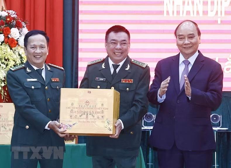 El presidente Nguyen Xuan Phuc entrega obsequios del Tet a los oficiales y soldados.
