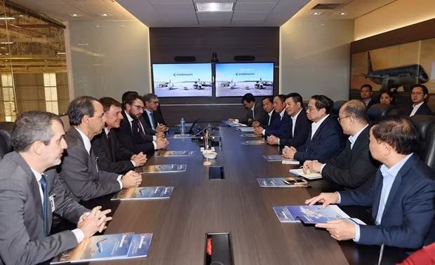 El primer ministro Pham MInh Chinh sostiene reunión con el presidente y director ejecutivo de Embraer, Francisco Gomes Neto.