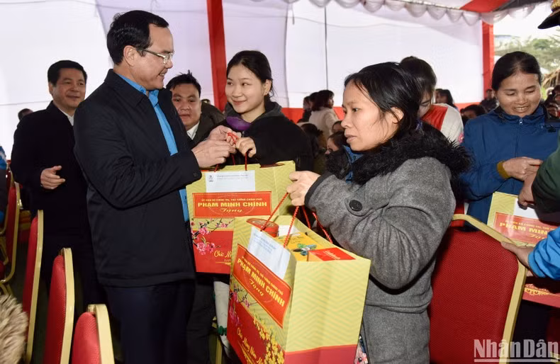 El presidente de la Confederación General del Trabajo de Vietnam, Nguyen Dinh Khang, entrega regalos de Tet a los trabajadores. El presidente de la Confederación General del Trabajo de Vietnam, Nguyen Dinh Khang, entrega regalos de Tet a los trabajadores.