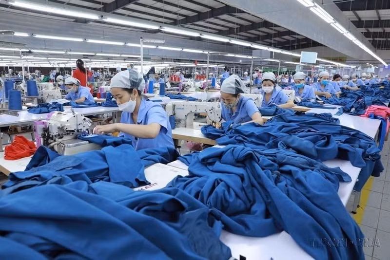 La mayoría de los trabajadores del sector textil son mujeres. (Foto: VNA) La mayoría de los trabajadores del sector textil son mujeres. (Foto: VNA)
