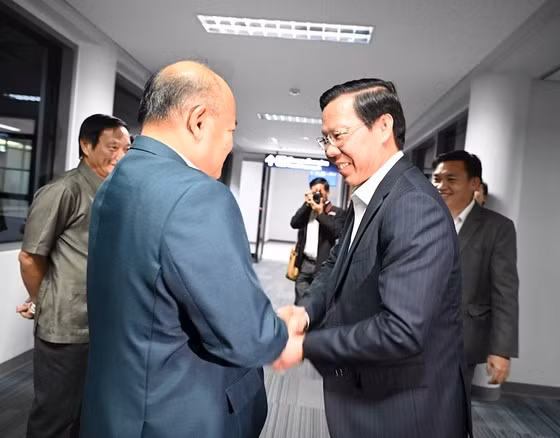 El vicealcalde de Vientián, Phouvong Vongkhamsao, da la bienvenida a la delegación de Ciudad Ho Chi Minh en el aeropuerto. (Fotografía: hcmcpv.org.vn)
