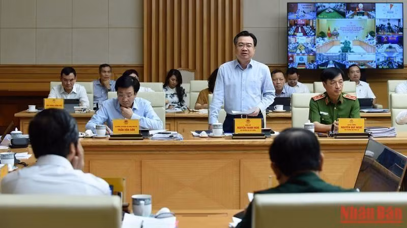 El ministro de Construcción, Nguyen Thanh Nghi, expresa opiniones en el evento.