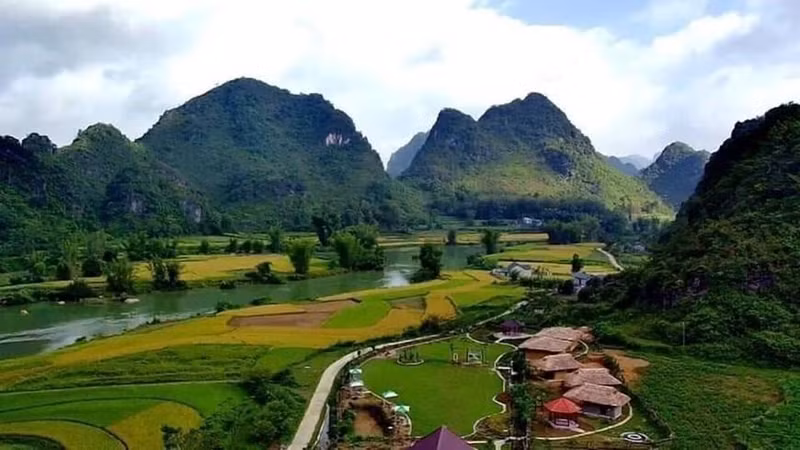 Espectacular vista de campos, montañas y arroyos, como en un cuento de hadas, en la comuna de Chi Vien, distrito de Trung Khanh, Cao Bang.