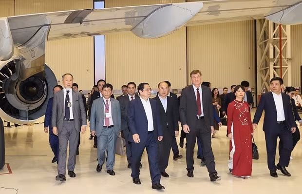El primer ministro Pham Minh Chinh visita el fabricante de aviones Embraer.