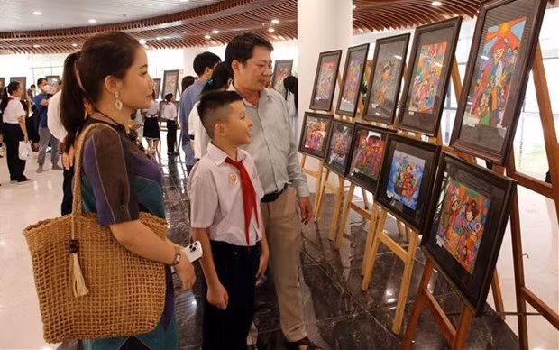 Visitantes a la exposición de pinturas (Fotografía: VNA)