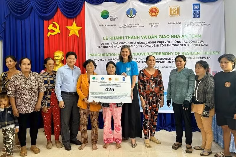 La entrega de casas a los residentes de la comuna de Khanh Lam (Foto: Vietnamnet)