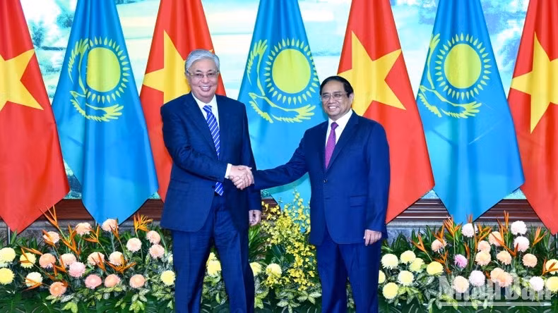El primer ministro de Vietnam, Pham Minh Chinh, y el presidente de Kazajistán, Kassym-Jomart Tokayev. (Fotografía: Nhan Dan)