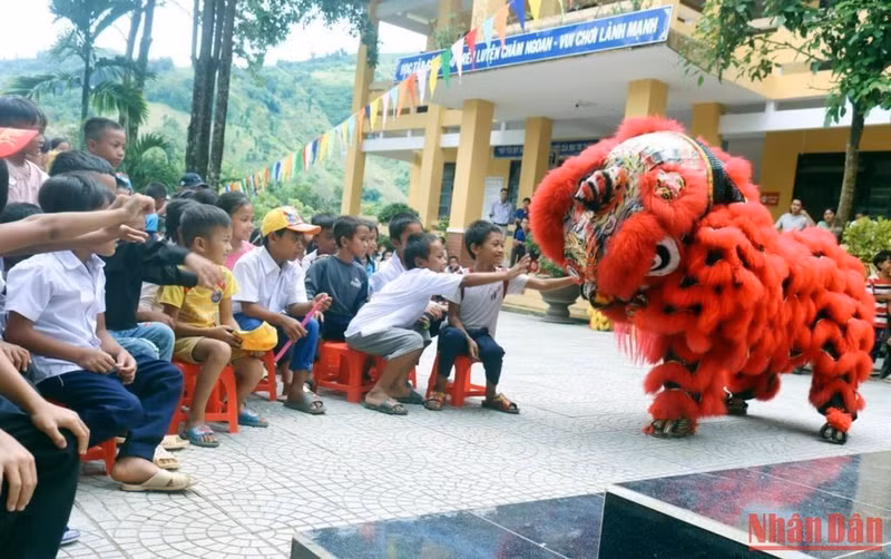 Quizás esta sea la primera vez que los niños de la Escuela Primaria y Secundaria Hong Thuy, situada en una zona remota, disfrutan de las actuaciones de la danza del león.