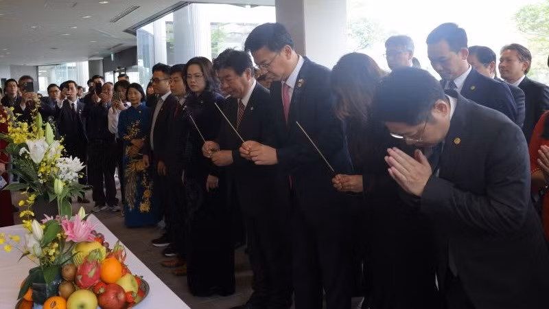 Delegados rinden homenaje al Presidente Ho Chi Minh. (Foto: Nhan Dan)