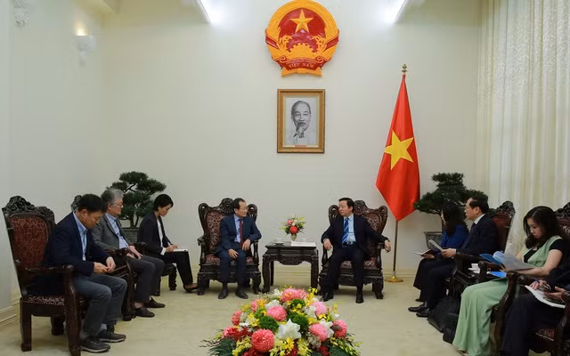 El viceprimer ministro de Vietnam Tran Hong Ha y el exministro surcoreano de Medio Ambiente Lee Chi-beom en el encuentro. (Foto: VGP)