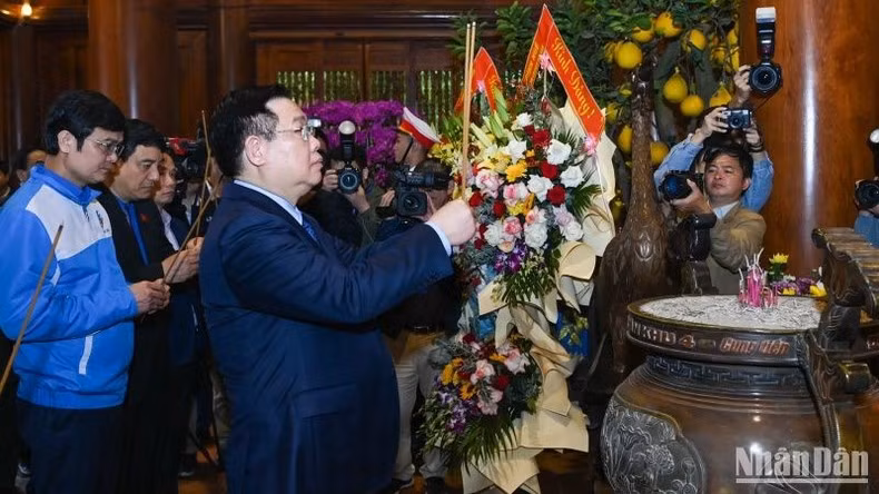 Dinh Hue ofrece inciensos en memoria del Presidente Ho Chi Minh.