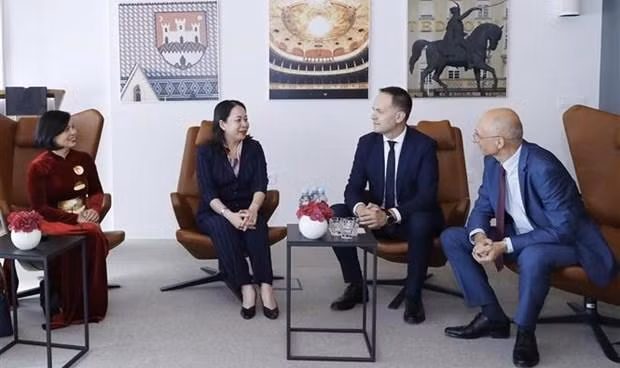 Zdenko Lucić, secretario de Estado del Ministerio de Relaciones Exteriores de Croacia, recibe a la vicepresidenta Vo Thi Anh Xuan. (Fotografía: VNA)
