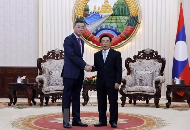 El primer ministro de Laos, Phankham Viphavanh, recibe al auditor general estatal de Vietnam, Ngo Van Tuan. (Foto: VNA)