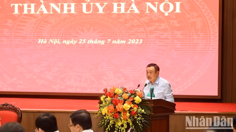 El presidente del Comité Popular de Hanói, Tran Sy Thanh, habla en el evento.