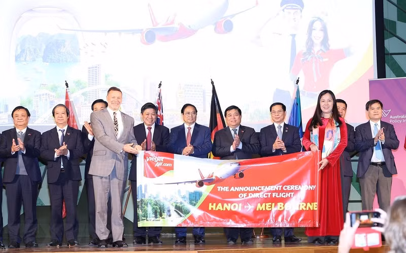 El primer ministro Pham Minh Chinh asiste al anuncio de la apertura de una ruta aérea de Vietjet que unirá Melbourne y Hanói (Foto: VNA)