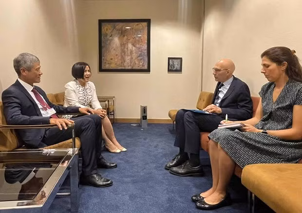Encuentro entre el asistente del ministro de Relaciones Exteriores de Vietnam, Nguyen Minh Vu y el Alto Comisionado de la ONU para los Derechos Humanos, Volker Turk. (Foto:baoquocte.vn)