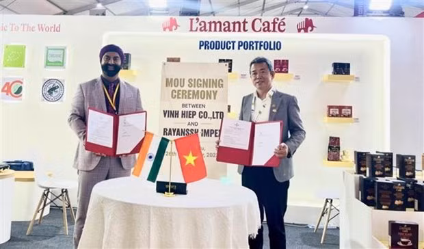 Thai Nhu Hiep, director de la empresa Vinh Hiep (en la derecha) y Shanmeet Singh Wahan, director de Rayanssh Impex, en la ceremonia de firma del memorando. (Fotografía: VNA)