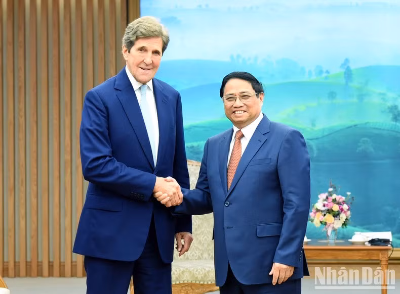 El primer ministro Pham Minh Chinh, y el enviado presidencial especial de Estados Unidos para el Clima, John Kerry.