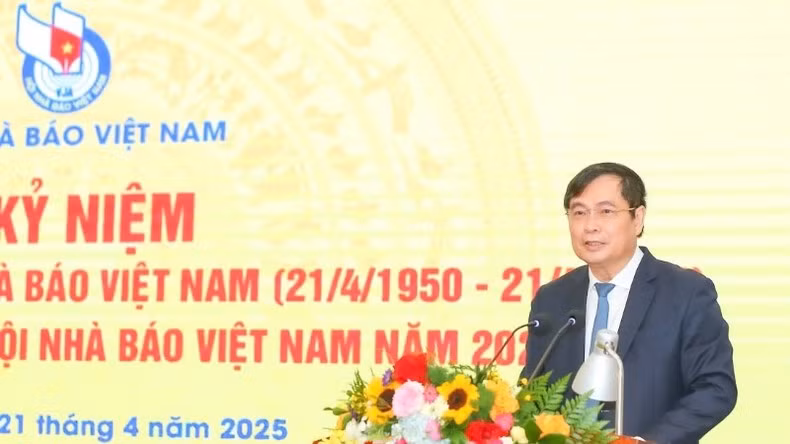 El subjefe de la Comisión de Propaganda y Movilización de Masas del Comité Central del PCV Phan Xuan Thuy habla en el acto.