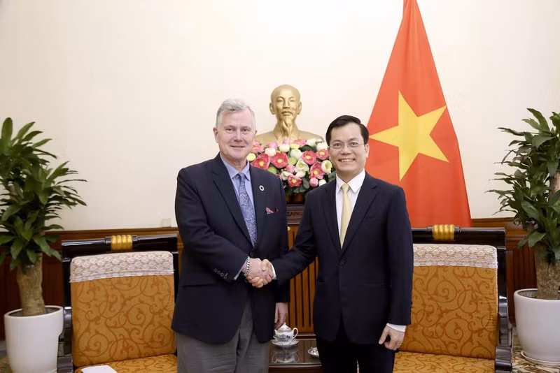 El vicecanciller vietnamita Ha Kim Ngoc y el director regional del UNFPA para Asia-Pacífico Bjorn Andersson. (Fotografía: thoidai.com.vn)