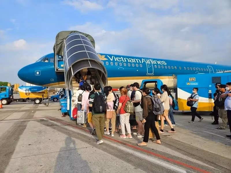 Los pasajeros entran en un avión de Vietnam Airlines (Foto: VietnamPlus)