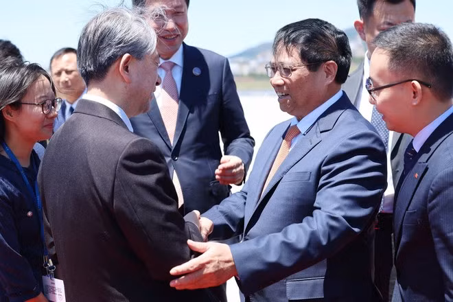 En la ceremonia de recepción al primer ministro vietnamita, Pham Minh Chinh. (Foto: VNA) En la ceremonia de recepción al primer ministro vietnamita, Pham Minh Chinh. (Foto: VNA)