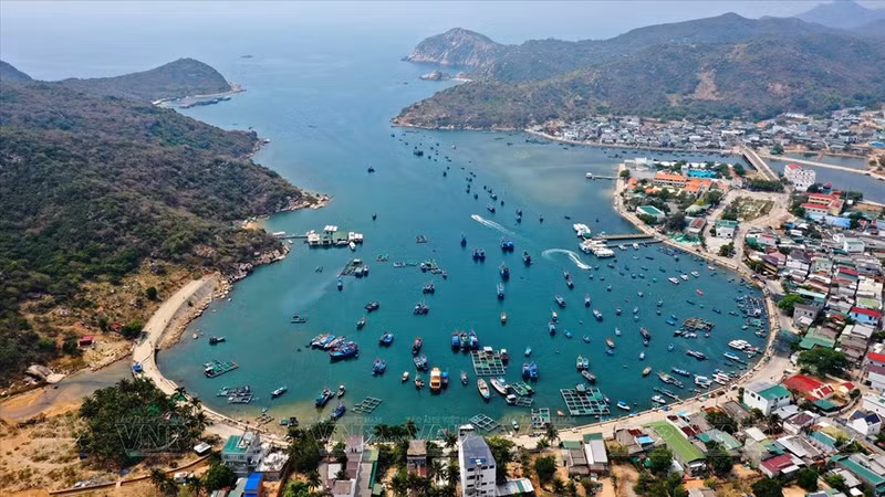 Vinh Hy Bay es una bahía en la comuna de Vinh Hai, distrito de Ninh Hai, provincia de Ninh Thuan, Vietnam, que se ubica a unos 42 kilómetros de la ciudad de Phan Rang - Thap Cham.