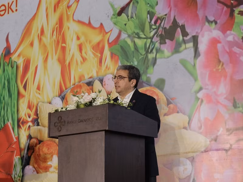 El embajador de Azerbaiyán en Hanói, Shovgi Mehdizade, habla en el acto.(Fotografía: thoidai.com.vn)