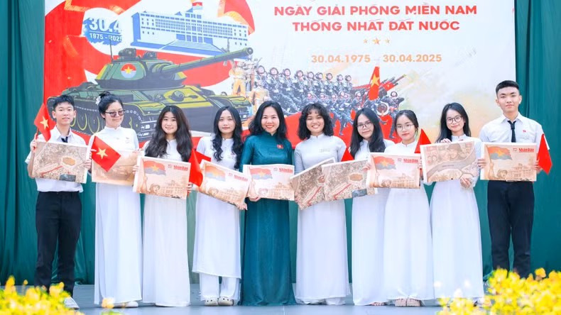 Los estudiantes de la escuela secundaria Tran Bien, de la ciudad de Bien Hoa, reciben el suplemento especial del periódico Nhan Dan.