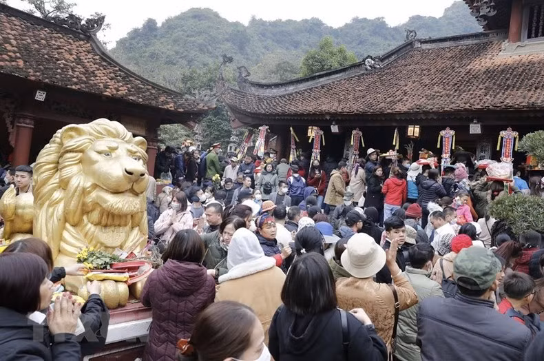 Los turistas acuden a hacer ofrendas y pedir bendiciones a Buda.