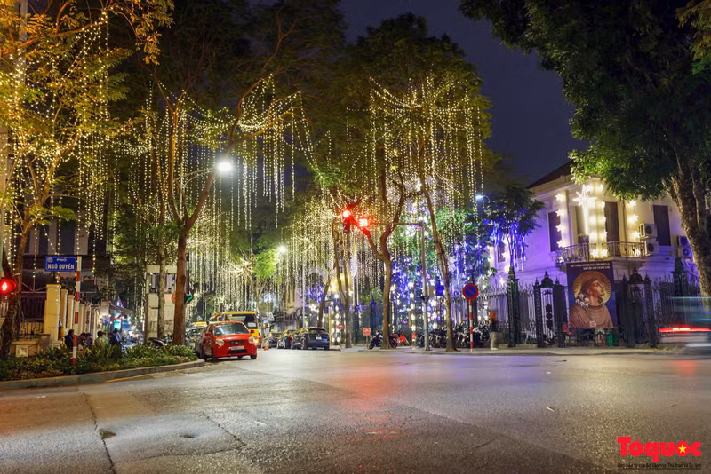 La iglesia de Ham Long, ubicada en la calle homónima del distrito de Hoan Kiem, está adornada con luces brillantes que iluminan los espacios circundantes.