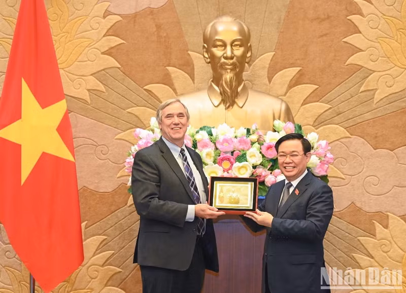 El presidente la Asamblea Nacional de Vietnam, Vuong Dinh Hue, entrega un regalo de recuerdo a la delegación de senadores estadounidenses. (Fotografía: Nhan Dan)