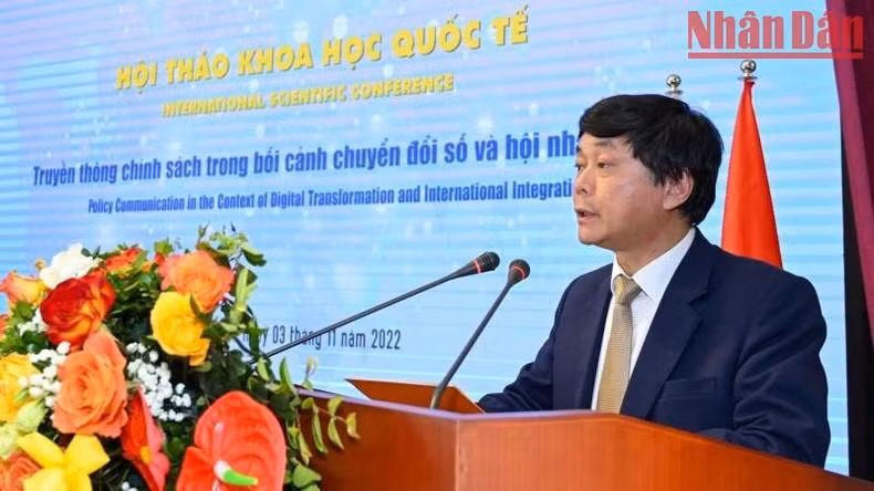El director de la AJC Pham Minh Son interviene en la cita.