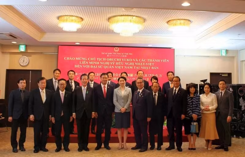 Funcionarios de la Embajada de Vietnam en Japón y una delegación de la Alianza Parlamentaria de Amistad Japón-Vietnam posan para una foto de grupo. (Foto: VNA)