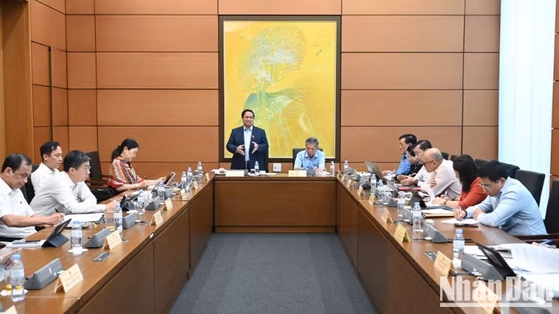 Premier vietnamita exhorta a reducir los trámites administrativos y promover la transformación digital y ecológica ảnh 1