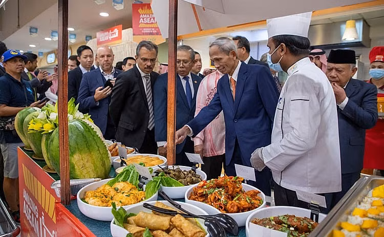 El embajador de Vietnam en Arabia Saudita, Dang Xuan Dung, presenta algunos platos vietnamitas a los visitantes.
