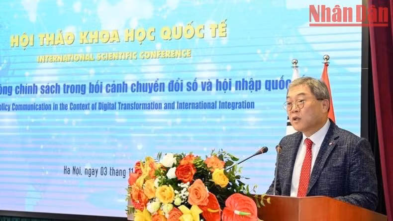El director de la Koica en Vietnam, Cho Han Deog habla en el taller.