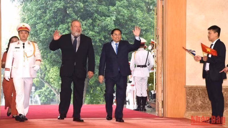 El primer ministro de Vietnam, Pham Minh Chinh y su par de Cuba, Manuel Marrero Cruz.
