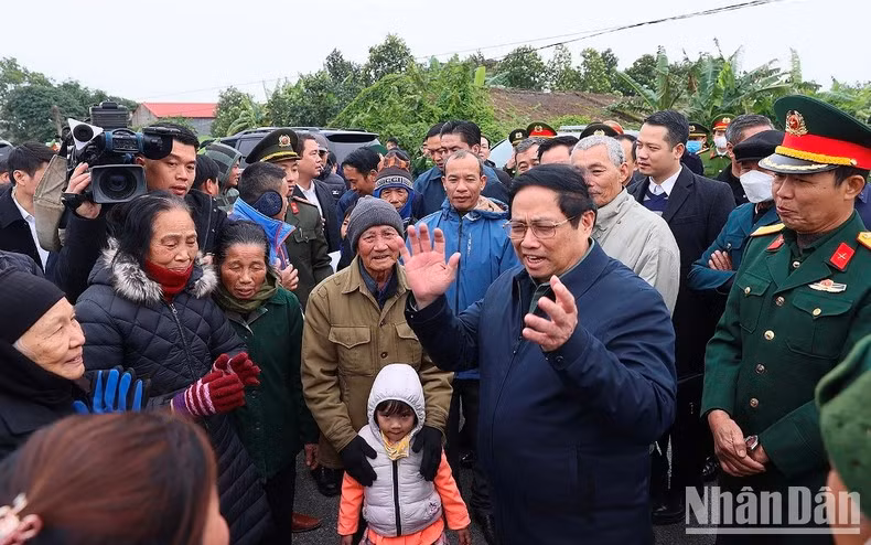 Minh Chinh conversa con la población de la comuna de Chau Son, distrito de Quynh Phu, Thai Binh, por donde pasa la línea de transmisión de 500 kilovatios del circuito 3.