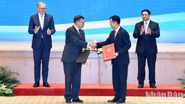 La rúbrica del Memorando de Entendimiento entre el Departamento de Relaciones Exteriores y Comercio de Australia y el Ministerio de Ciencia y Tecnología de Vietnam sobre cooperación en ciencia, tecnología e innovación.