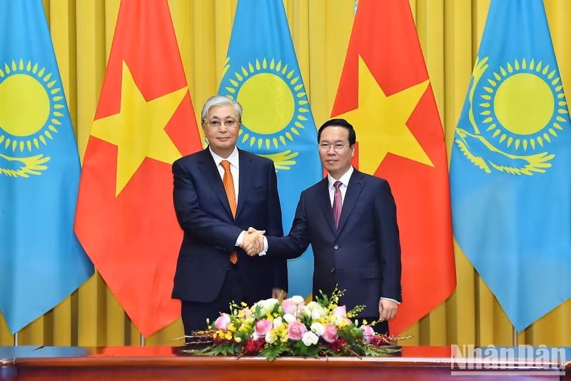 El presidente de Vietnam, Vo Van Thuong, y su homólogo kazajo, Kassym-Jomart Tokayev. 