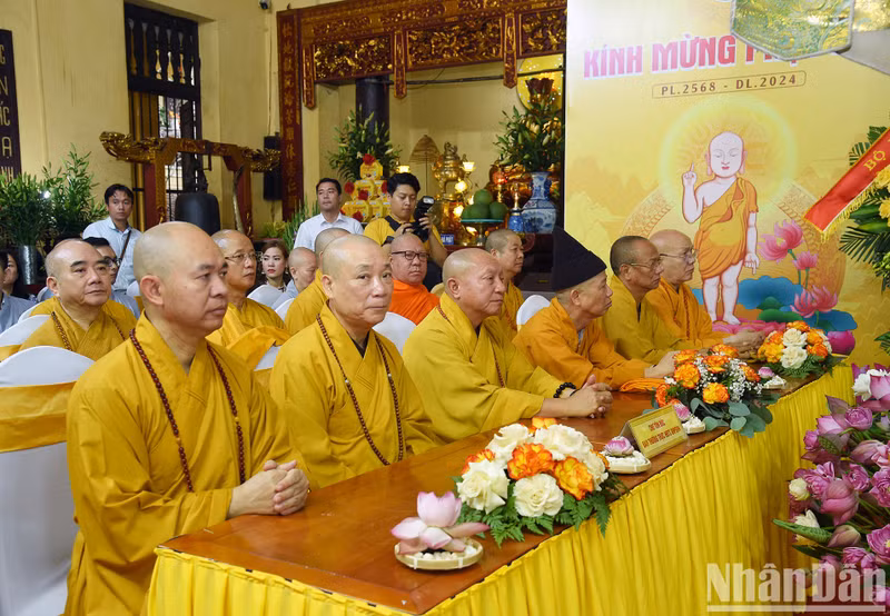 Líderes religiosos de la Sangha Budista de Vietnam.