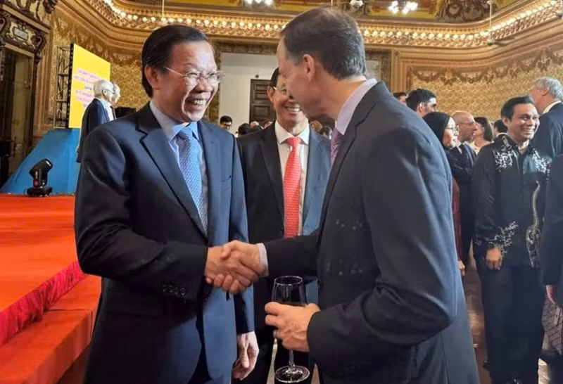 El presidente del Comité Popular de Ciudad Ho Chi Minh, Phan Van Mai, en una reunión con agencias diplomáticas extranjeras en la ciudad con motivo del 79 aniversario del Día Nacional del 2 de septiembre. (Foto: VOV)