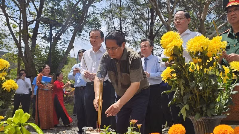 El primer ministro Pham Minh Chinh rinde homenaje al secretario general del Partido Comunista de Vietnam Le Hong Phong en el cementerio Hang Duong. (Foto: Nhan Dan)