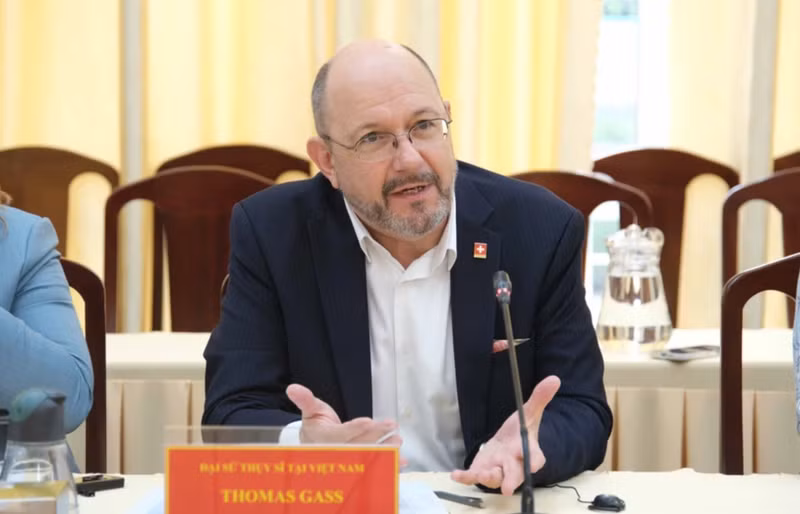 El embajador de Suiza en Vietnam, Thomas Gass, interviene en la cita (Foto: VNA)