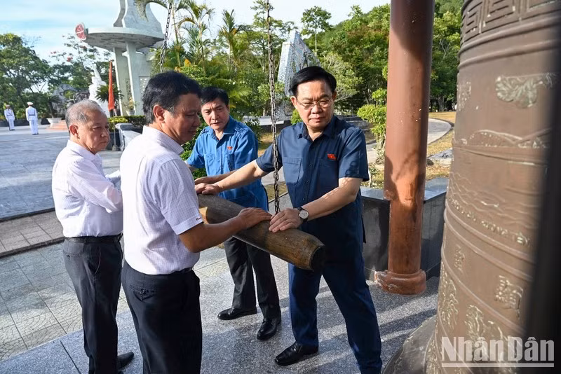El presidente de la Asamblea Nacional de Vietnam, Vuong Dinh Hue, y otros delegados en el Cementerio de mártires de guerra en la ciudad de Hue. 